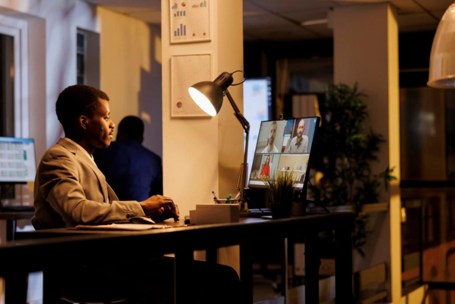 Estudiantes aprendiendo estrategias de link building